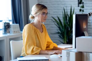 employee using virtual desktop solutions for her small business